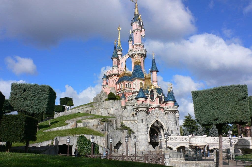 El castillo de Disneyland París en un día de sol
