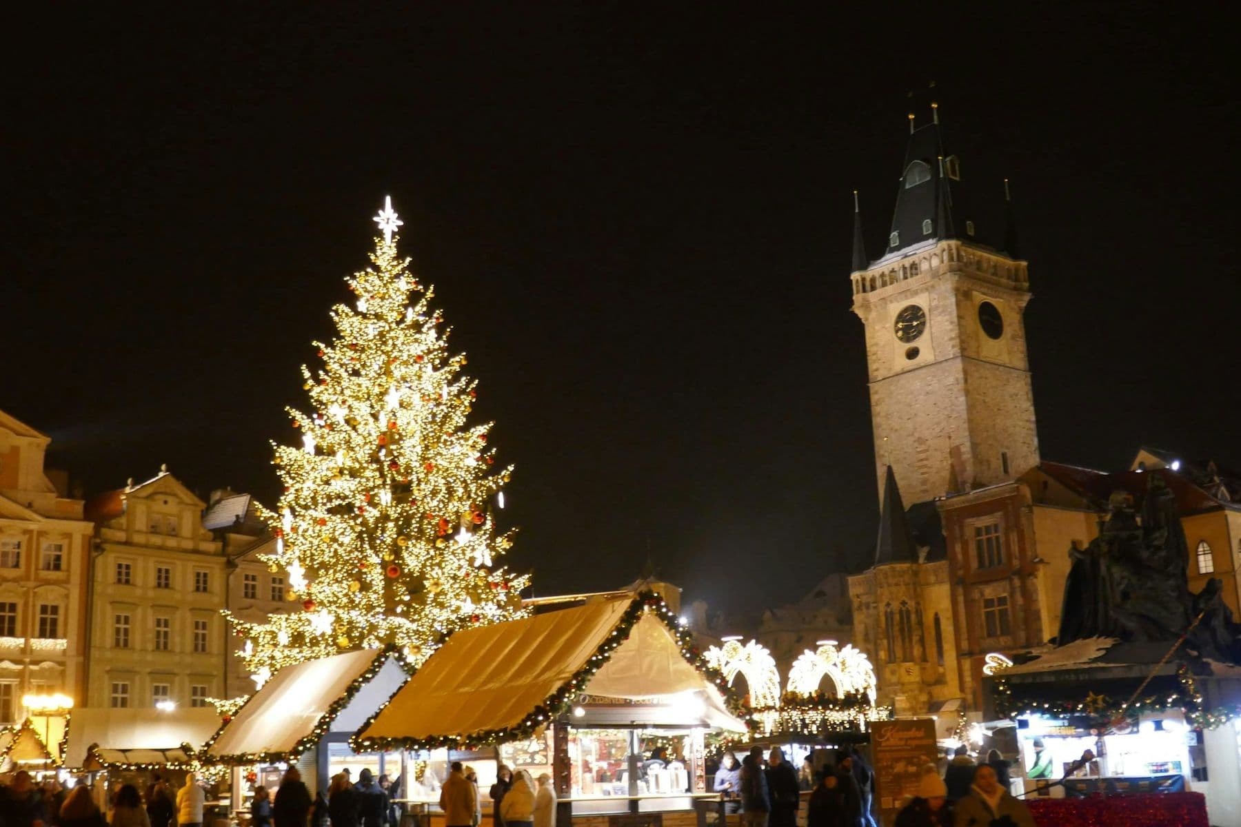Mercado navideño en la plaza de la Ciudad Vieja de Praga, con el árbol iluminado